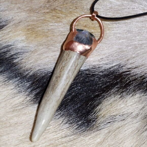 'Xetor' Bloodstone Mannuz Rune, Deer Horn & Octagonal Fluorite Necklace - Picture 6 of 6